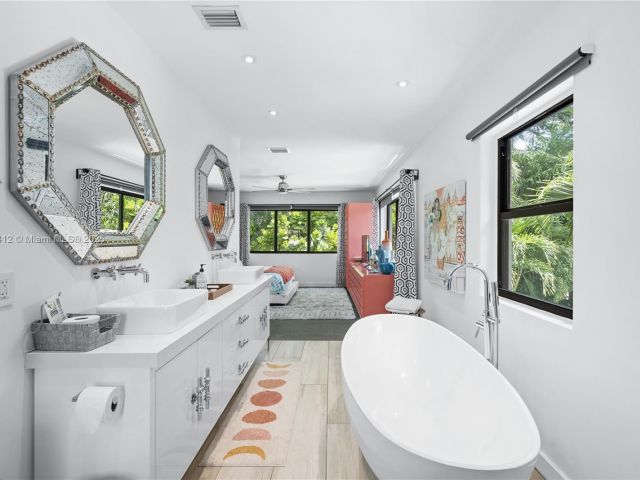 Дом в аренду по адресу 1210 NE 89th St - фото 5694084