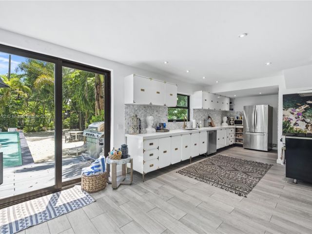 Дом в аренду по адресу 1210 NE 89th St - фото 5694089