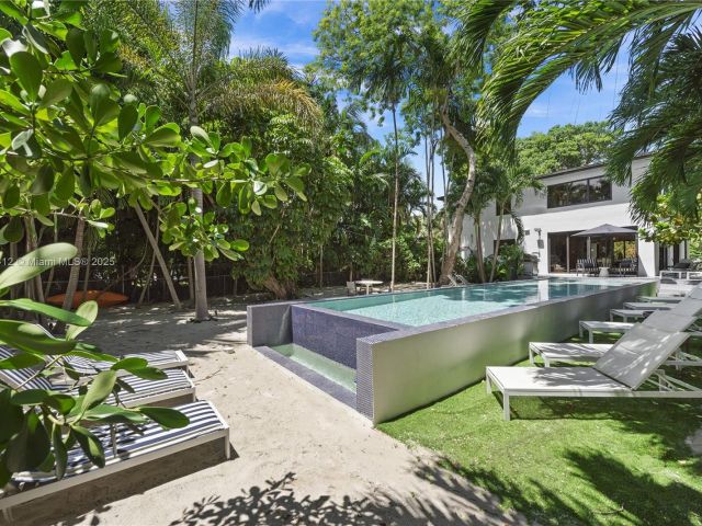 Дом в аренду по адресу 1210 NE 89th St - фото 5694100