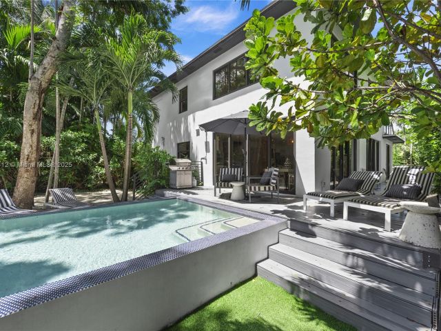 Дом в аренду по адресу 1210 NE 89th St - фото 5694101