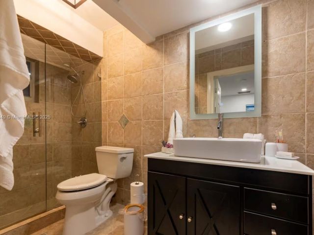 Продажа дома по адресу 21250 NE 23rd Ave - фото 6197178