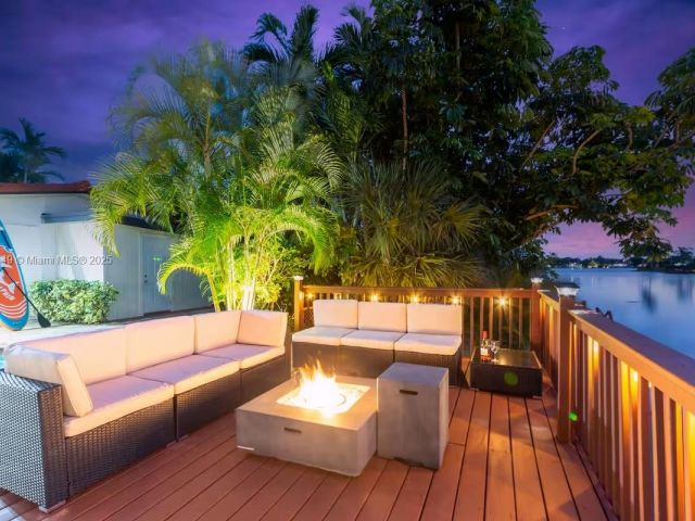 Продажа дома по адресу 21250 NE 23rd Ave - фото 6197192