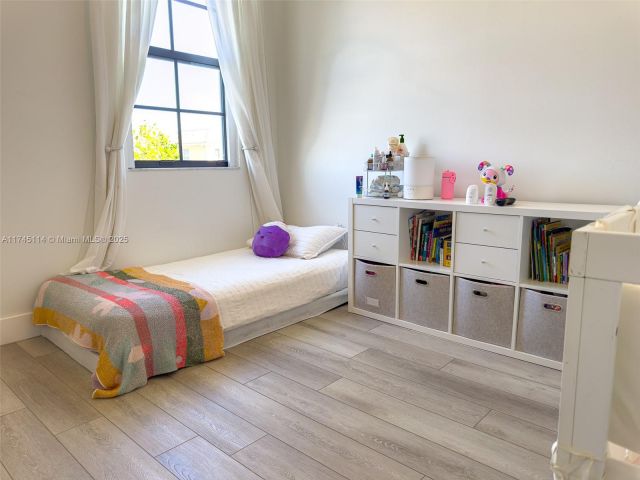 Продажа дома по адресу 686 NE 191st Ter - фото 5991034