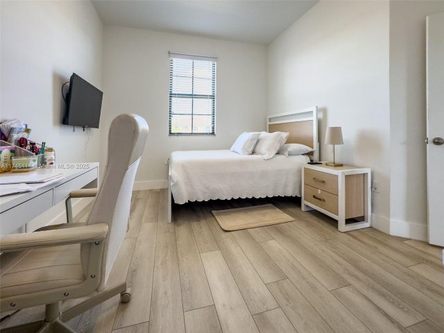 Продажа дома по адресу 686 NE 191st Ter - фото 5991035