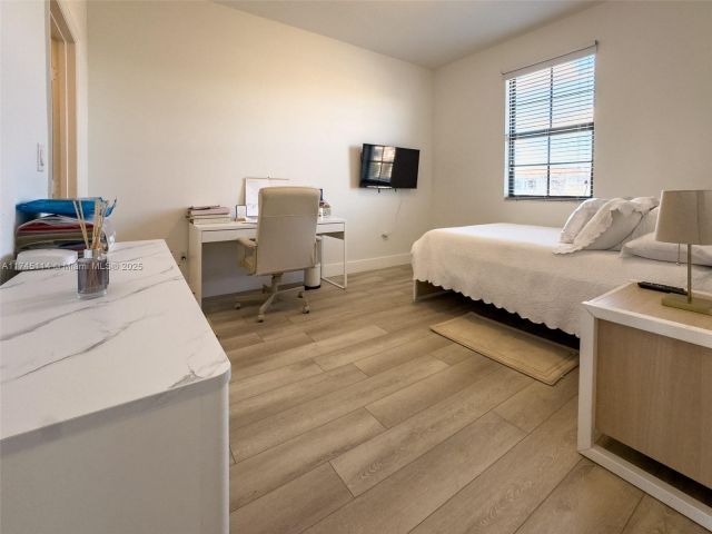 Продажа дома по адресу 686 NE 191st Ter - фото 5991036