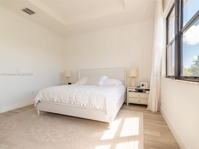 Продажа дома по адресу 686 NE 191st Ter - фото 5991038