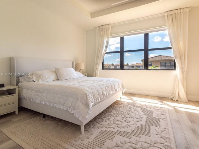 Продажа дома по адресу 686 NE 191st Ter - фото 5991039