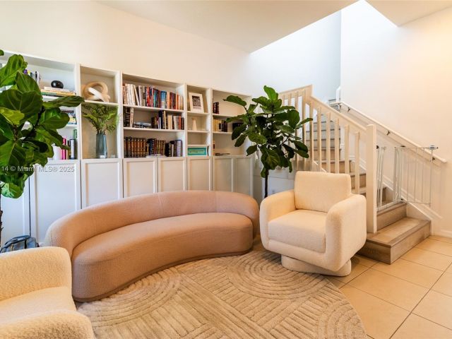 Продажа дома по адресу 686 NE 191st Ter - фото 5991040