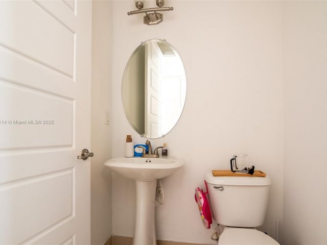 Продажа дома по адресу 686 NE 191st Ter - фото 5991041