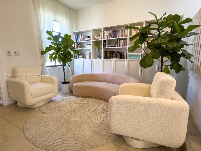 Продажа дома по адресу 686 NE 191st Ter - фото 5991042