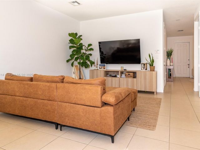 Продажа дома по адресу 686 NE 191st Ter - фото 5991043