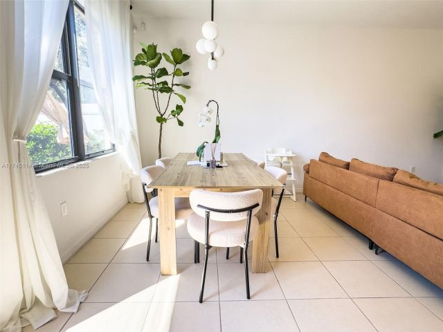 Продажа дома по адресу 686 NE 191st Ter - фото 5991044