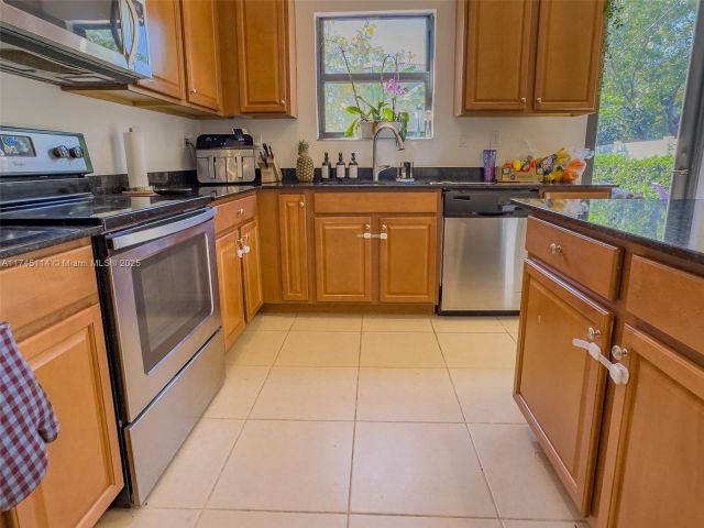 Продажа дома по адресу 686 NE 191st Ter - фото 5991047