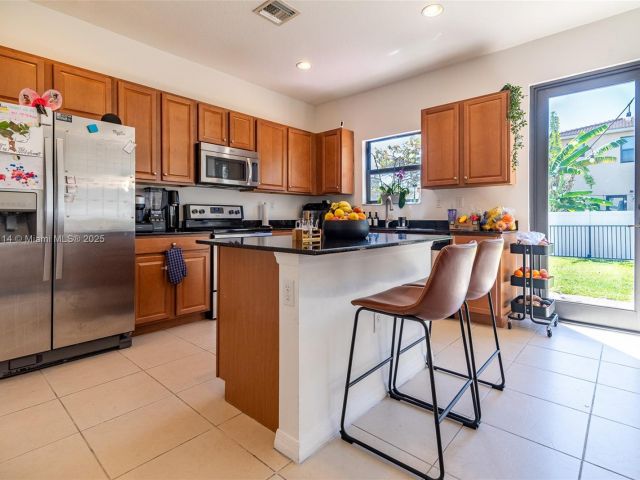 Продажа дома по адресу 686 NE 191st Ter - фото 5991049