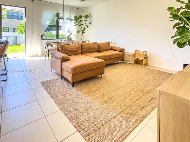 Продажа дома по адресу 686 NE 191st Ter - фото 5991050