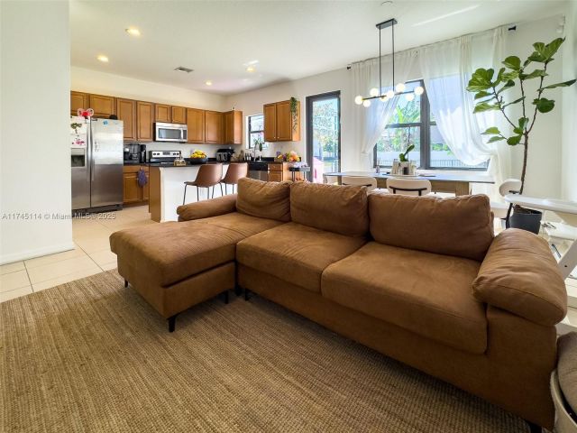 Продажа дома по адресу 686 NE 191st Ter - фото 5991051