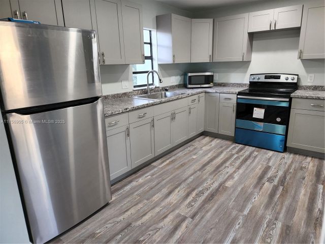 Продажа дома по адресу 2465 NE 184th St - фото 5580605