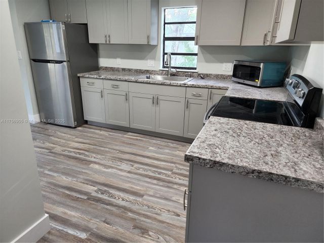 Продажа дома по адресу 2465 NE 184th St - фото 5580606