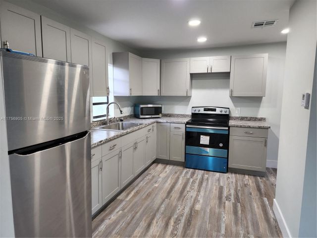 Продажа дома по адресу 2465 NE 184th St - фото 5580607