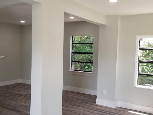 Продажа дома по адресу 2465 NE 184th St - фото 5580609