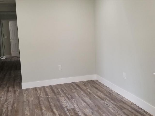 Продажа дома по адресу 2465 NE 184th St - фото 5580610