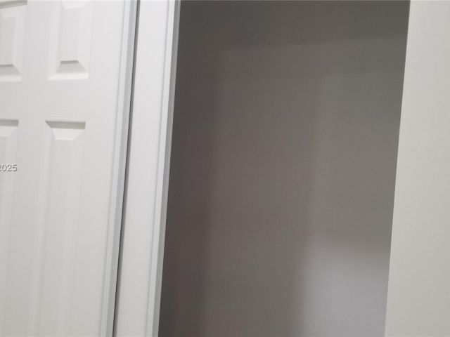 Продажа дома по адресу 2465 NE 184th St - фото 5580612