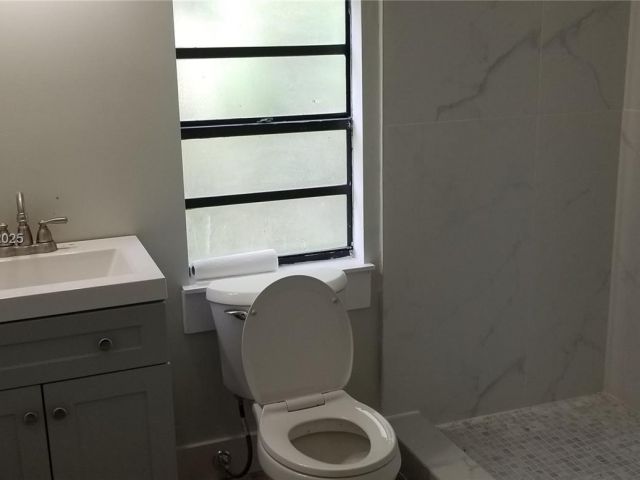 Продажа дома по адресу 2465 NE 184th St - фото 5580613