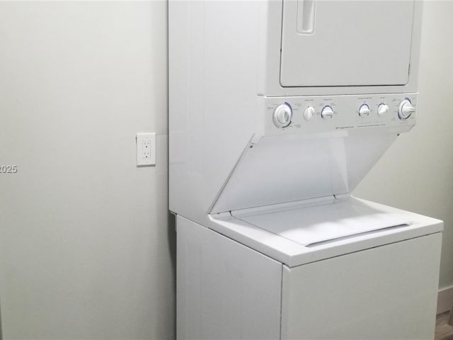 Продажа дома по адресу 2465 NE 184th St - фото 5580615