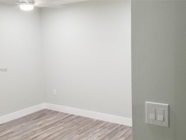 Продажа дома по адресу 2465 NE 184th St - фото 5580616