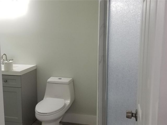 Продажа дома по адресу 2465 NE 184th St - фото 5580618