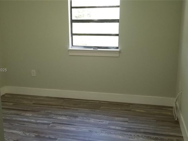 Продажа дома по адресу 2465 NE 184th St - фото 5580619