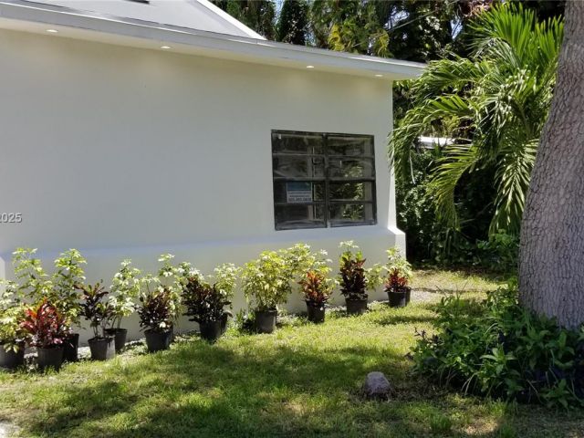 Продажа дома по адресу 2465 NE 184th St - фото 5580620