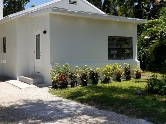 Продажа дома по адресу 2465 NE 184th St - фото 5580621