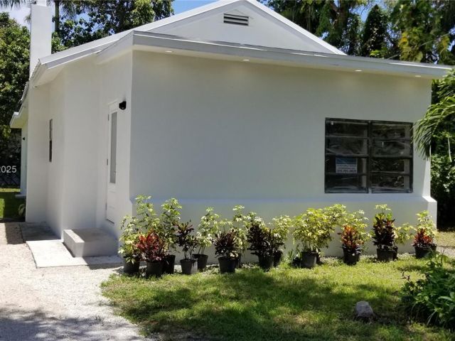 Продажа дома по адресу 2465 NE 184th St - фото 5580622