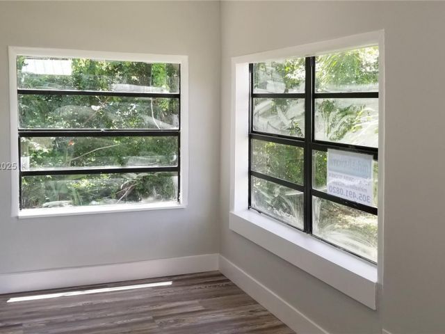 Продажа дома по адресу 2465 NE 184th St - фото 5580623