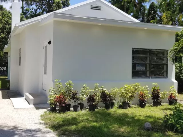 Продажа дома по адресу 2465 NE 184th St - фото 5580622