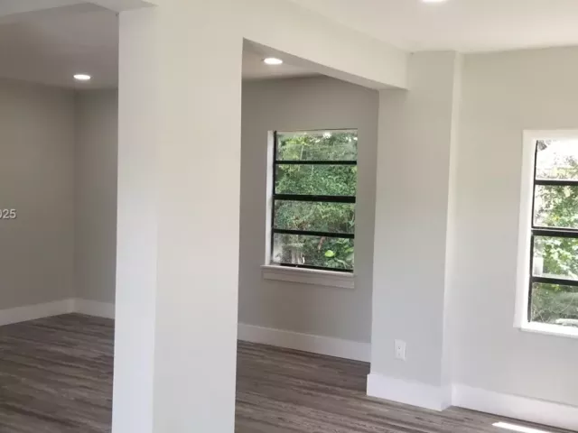 Продажа дома по адресу 2465 NE 184th St - фото 5580609