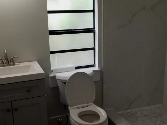 Продажа дома по адресу 2465 NE 184th St - фото 5580613