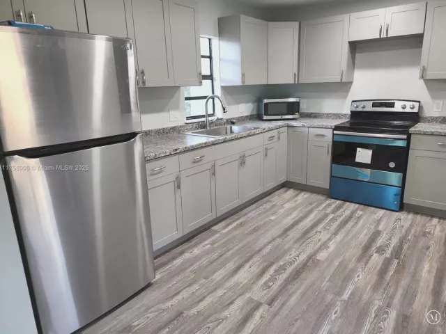 Продажа дома по адресу 2465 NE 184th St - фото 5580605