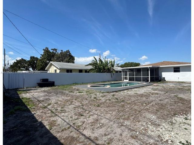 Продажа дома по адресу 2318 Scott St - фото 5529661