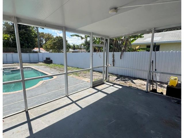 Продажа дома по адресу 2318 Scott St - фото 5529662