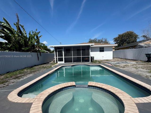 Продажа дома по адресу 2318 Scott St - фото 5529663