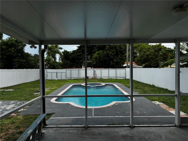 Продажа дома по адресу 2318 Scott St - фото 6238221