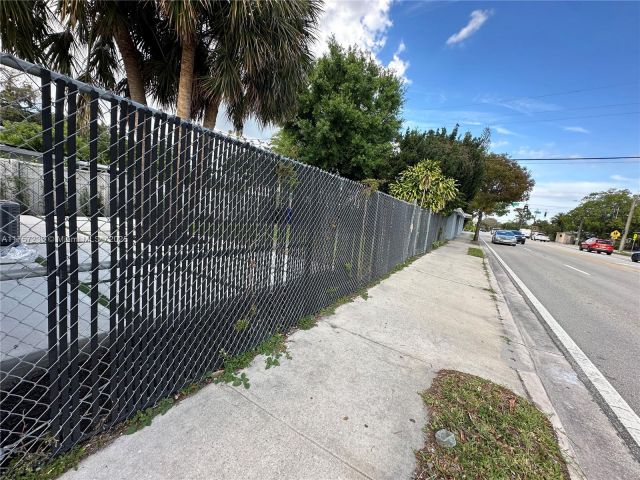 Продажа дома по адресу 1300 NW 7th Ter - фото 5566703