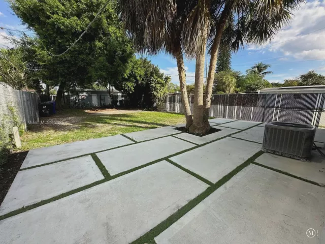 Продажа дома по адресу 1300 NW 7th Ter - фото 5566709