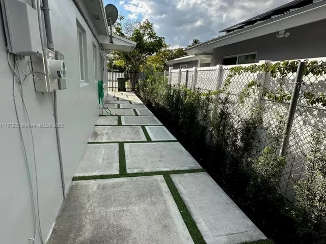 Продажа дома по адресу 1300 NW 7th Ter - фото 5566710