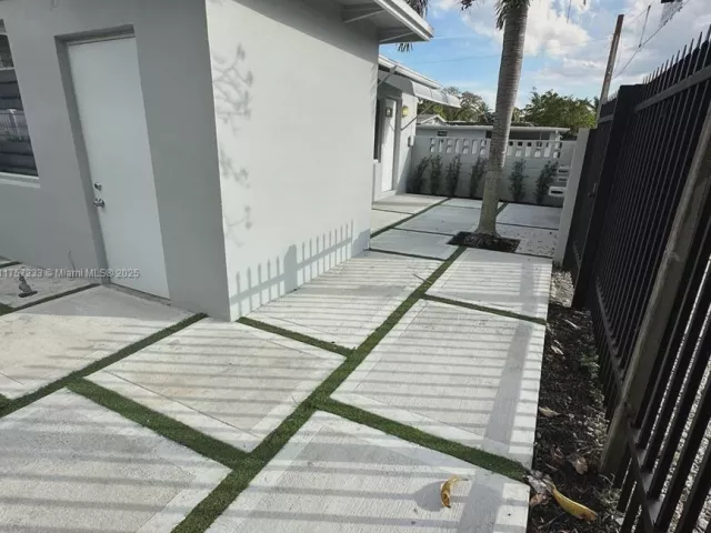 Продажа дома по адресу 1300 NW 7th Ter - фото 5566711