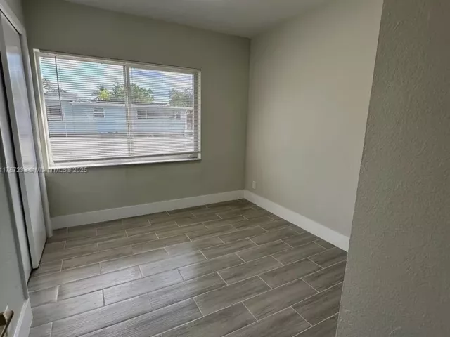 Продажа дома по адресу 1300 NW 7th Ter - фото 5566713