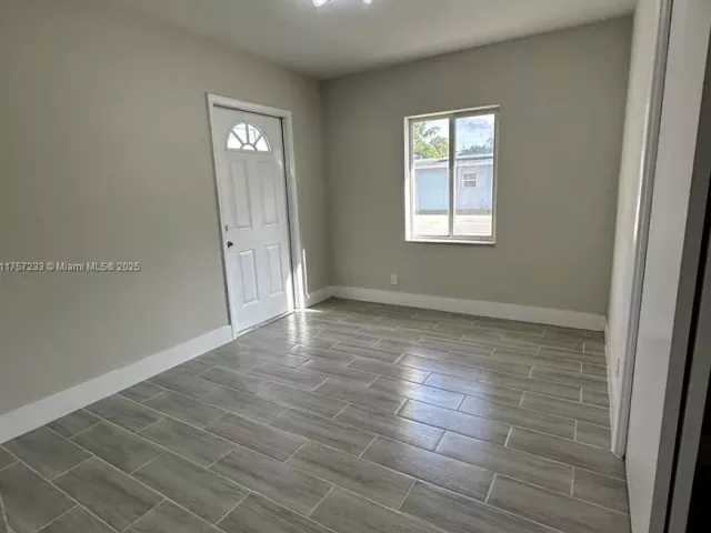 Продажа дома по адресу 1300 NW 7th Ter - фото 5566714