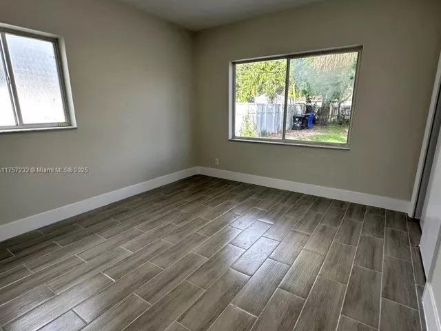 Продажа дома по адресу 1300 NW 7th Ter - фото 5566716